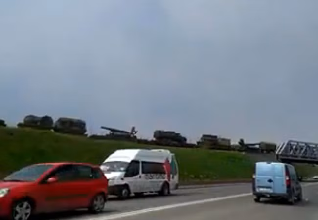 Đoàn xe quân sự của Romani (phía trên cao) đang di chuyển. Hình ảnh này được cắt ra từ một đoạn video đăng tải trên Youtube.