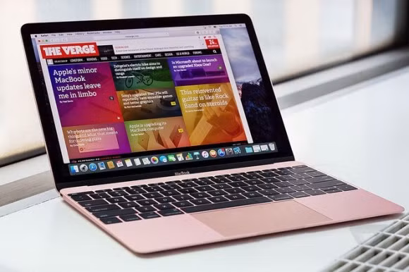 Model sỏ hữu màn hình chuẩn Retina với kích thước 12 inch độ phân giải 2.304 x 1.440 pixel. Thậm chí, kích thước tổng thể của máy còn nhỏ hơn cả các mẫu MacBook Air 11.6 inch.