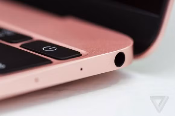 "Gã khổng lồ" công nghệ Mỹ còn cho biết máy còn sử dụng bộ xử lý đồ hoạ Intel HD GFX 515 đời mới có hiệu năng tốt hơn 25% so với phiên bản năm ngoái. Pin cũng được cải thiện tăng thêm 1 giờ so với trước, tương đương với 10 giờ lướt web và 11 giờ xem phim liên tục.