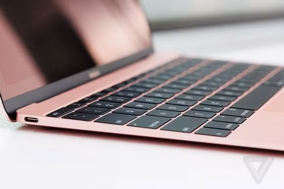 MacBook vàng hồng của Apple được nâng cấp cấu hình lên vi xử lý Intel Core M thế hệ thứ sáu đạt tốc độ từ 1.1GHz cho tới 1.3GHz, RAM 8GB giúp máy đạt tốc độ tăng từ 1.600 MHz lên 1.866 MHz.