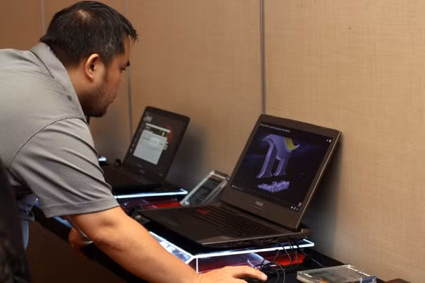 Chiếc máy nhìn sơ qua khá hiền từ, nhưng khi nhìn ở góc này, độ "hầm hố" của ROG G752 bắt đầu xuất hiện.