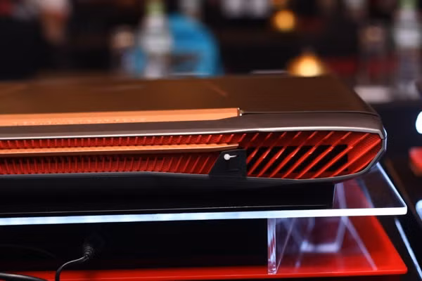 Tận dụng những khe gió trang trí, hệ thống tản nhiệt của máy được giấu khéo léo bên trong.