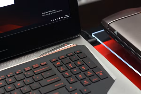 Chiếc laptop với màn hình thuộc hàng lớn nhất thị trường, có kích thước ngoại cỡ và trọng lượng không dành cho người hay di chuyển. Chiếc máy có độ dày khoảng 4,9 cm ở nơi dày nhất, và trọng lượng 4,3 kg.