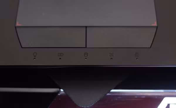 Các đèn báo chức năng được tích hợp ngay phía dưới trackpad để người dùng dễ quan sát.