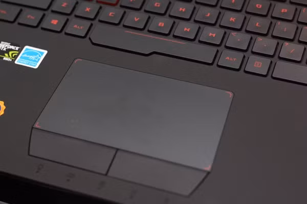 Asus ROG G752 sử dụng vi xử lý 4 nhân Intel Core i7 thế hệ 6, card đồ họa Geforce GTX 980M, RAM 16GB có thể nâng lên 64GB. Bên cạnh ổ cứng 1TB, máy cũng được trang bị ổ SSD chuẩn PCIe NVMe 3.0 x4 nhằm nâng cao hiệu năng truy xuất dữ liệu. Máy có màn hình 17.3 inch, độ phân giải FullHD, tấm nền IPS. Máy cũng được trang bị camera trước độ phân giải HD, có quay video; pin 8 cell 88Wh.