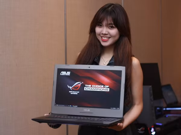 Asus hôm 14/4 đã giới thiệu ra cộng đồng game thủ Việt Nam chiếc laptop chuyên dành chơi game, Asus ROG G752. Chiếc máy tính xách tay 17 inch khổng lồ này ngoài việc nhắm đến những người mê game, với cấu hình mạnh mẽ, nó có thể được những người làm thiết kế, làm phim sử dụng.