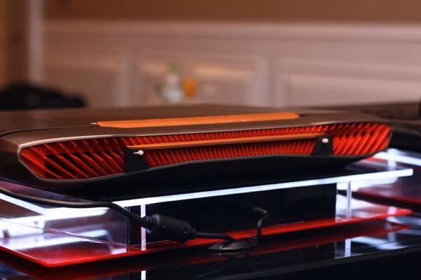 Điểm nhấn của máy chính là phần tản nhiệt màu đỏ cam đặt phía sau máy, có đèn LED ẩn phía trong, mô phỏng động cơ tàu vũ trụ.