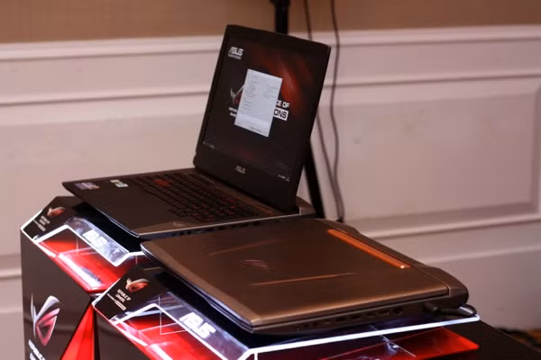 Mặc dù là máy tính xách tay nhưng máy có vẻ hợp hơn khi đặt ở nhà, hoặc dành cho người không di chuyển nhiều, do khối lượng khá nặng nề của máy.