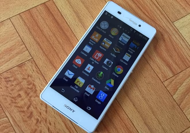 Máy sở hữu bộ đôi camera quen thuộc là 20,7 MP và 2,2 MP, cùng một màn hình 5,2 inch độ phân giải Full HD công nghệ Triluminos display và X-Reality Engine. Ngoài máy cũ, người dùng có thể chọn mua phiên bản mới với giá chỉ 4,99 triệu đồng.