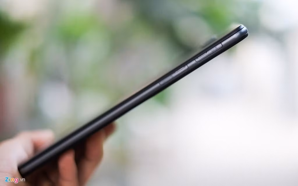 Cạnh trái là khe cắm SIM và thẻ nhớ.