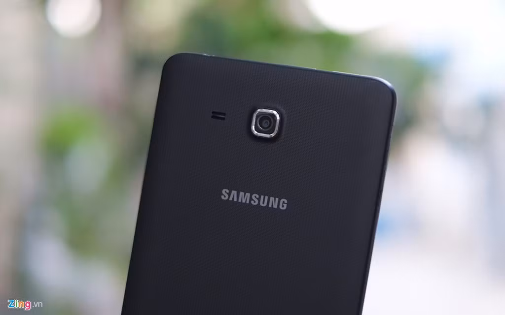 Cụm máy ảnh chính có độ phân giải 5 MP, không có đèn flash đi kèm. Loa ngoài được thiết kế nhỏ ngay bên cạnh.