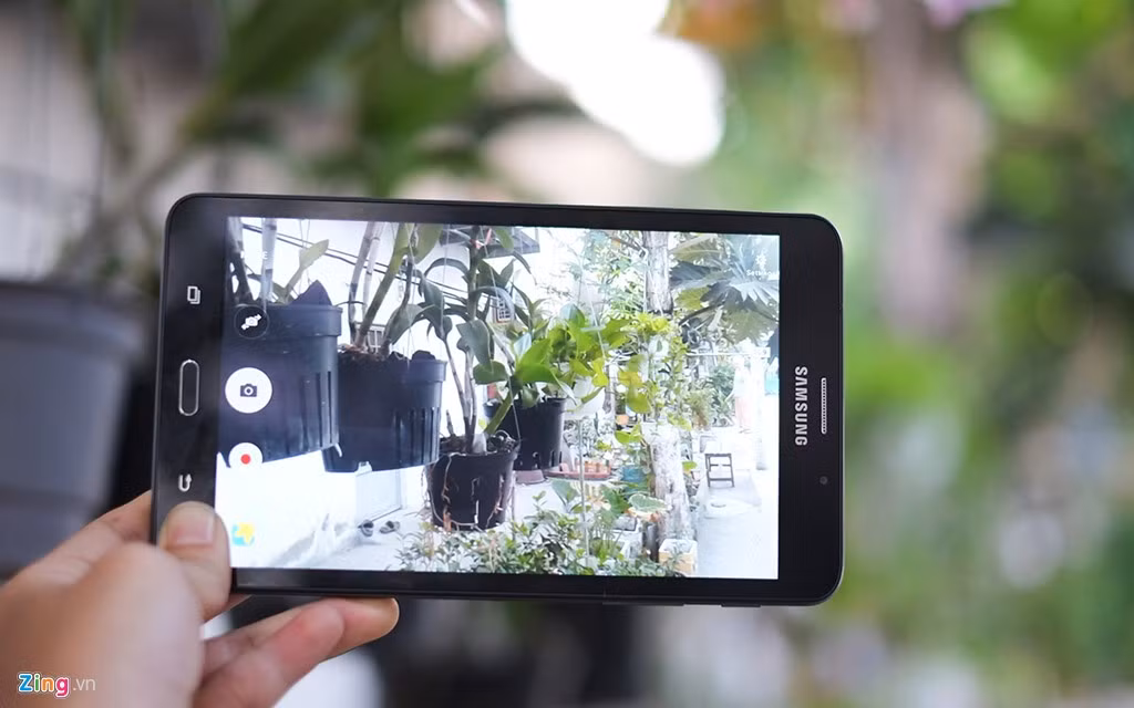 Trong điều kiện ánh sáng tốt, Galaxy Tab A6 cho chất lượng hình ảnh khá, màu sắc không quá rực.