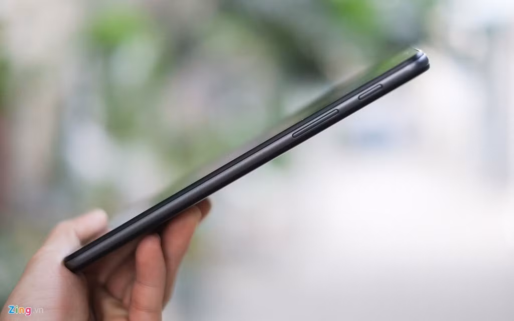 Ngoài kích thước được thu gon, Samsung Galaxy Tab A mới vẫn giữ nguyên thiết kế cơ bản như trước. Cụm phím cứng được dồn về cạnh phải.