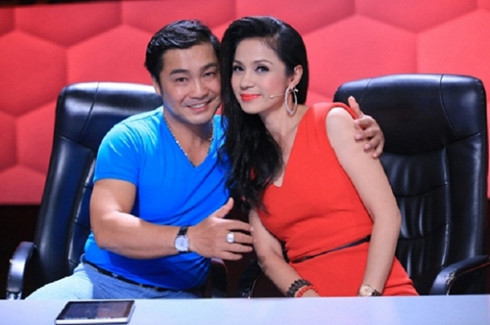 Năm 2000, khi thị trường phim Việt đi qua thời đỉnh cao, Lý Hùng có tham gia ca hát. Tuy nhiên, anh dường như chưa thực sự có duyên với các sân khấu ca nhạc. Ở tuổi ngoài 40, Lý Hùng vẫn độc thân. Trong ảnh, anh hội ngộ Việt Trinh tại một sự kiện giải trí cách đây chưa lâu.