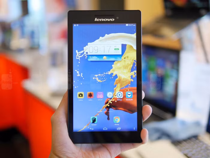LenovoTab2A7-30. Lenovo Tab 2 A7-30 (giá 2,3 triệu đồng) Lenovo Tab 2 A7-30 sử dụng màn hình 7inch, dùng hệ điều hành Android, chạy chip Mediatek bốn nhân xung nhịp 1.3GHz, RAM 1GB và đồ họa Mali-400MP4 giúp máy có thể chạy đa nhiệm, xem phim HD hay chơi game 3D. Lenovo Tab 2 A7-30 có bộ nhớ trong lên đến 16GB và hỗ trợ thẻ nhớ ngoài tối đa 32GB; trang bị camera chính độ phân giải 2MP, camera trước độ phân giải 0.3MP hỗ trợ video call. Máy được trang bị khe cắm SIM hỗ trợ kết nối 3G và có khả năng nghe gọi, nhắn tin như smartphone thông thường; trọng lượng 269gram và độ mỏng 8.9 mm.