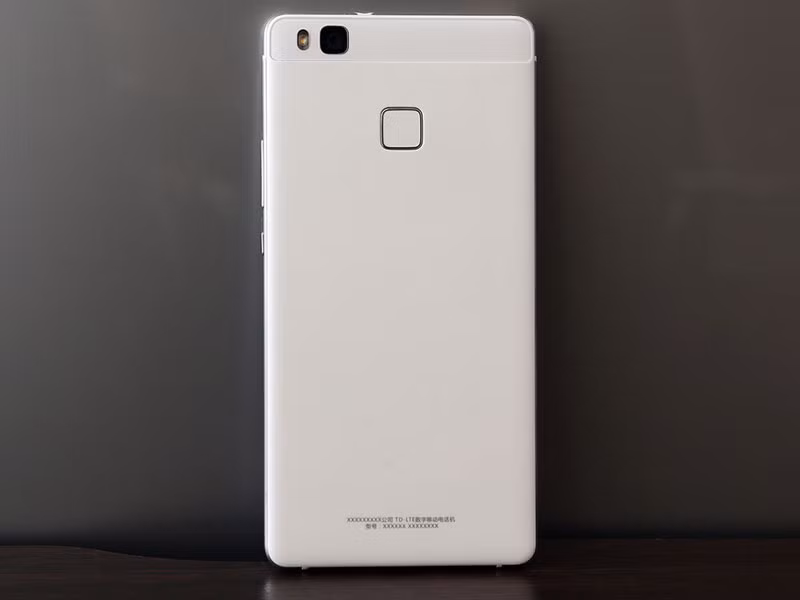 Camera “tự sướng” có độ phân giải 8 MP. P9 Lite được trang bị 2 khe cắm SIM (nano) đều hỗ trợ kết nối mạng 4G LTE.