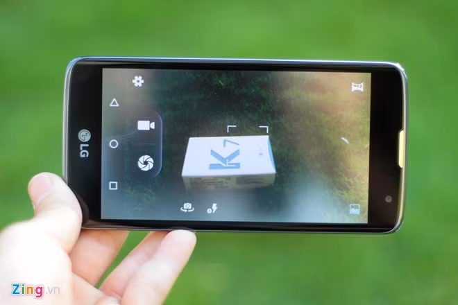 Camera chính có độ phân giải 8 MP. Máy ảnh cho tốc độ bắt nét nhanh, trong điều kiện ánh sáng tốt máy cho màu sắc khá trung thực. Trong môi trường ánh sáng yếu ảnh dễ bị nhiễu hạt và ám màu.