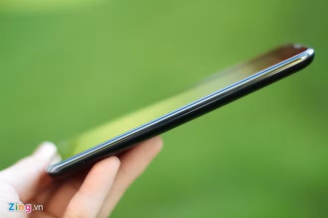 LG K7 có nhiều nét tương đồng với dòng G cao cấp. 2 cạnh bên hoàn toàn phẳng, không chứa chi tiết nào.