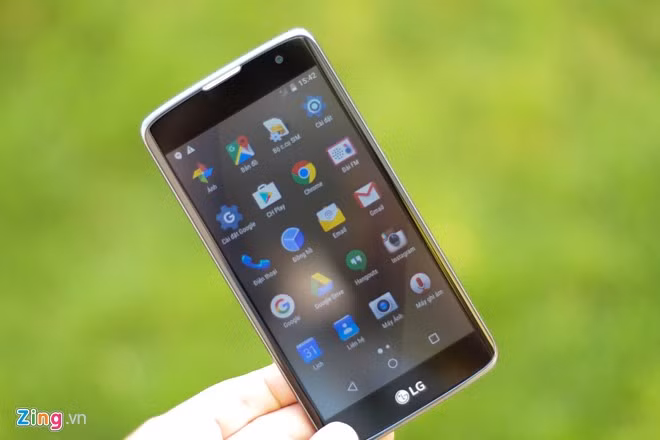 Ấn tượng đầu tiên về LG K7 là mép màn hình được mài cong 2,5D. Máy được trang bị màn hình IPS 5 inch, độ phân giải480 x 854 pixel.