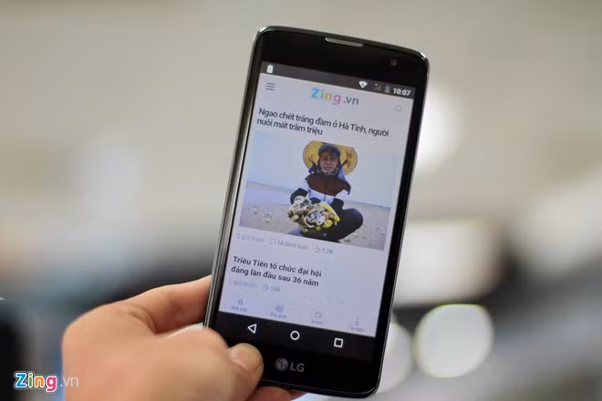 Trong tầm giá dưới 3 triệu, LG K7 ghi điểm nhờ màn hình cong 2,5 D đẹp mắt. Máy đầm tay, cho cảm giác cầm nắm thỏa mái. Hạn chế là thân máy khá dày, màn hình hiển thị ở mức trung bình.