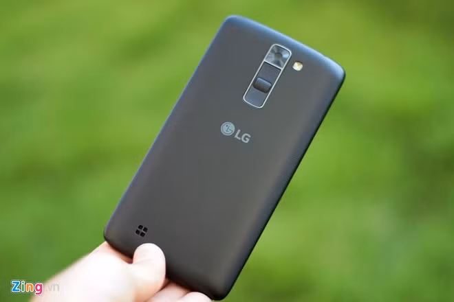 Mặt lưng được làm dạng vân xước cho cảm giác cầm nắm tốt.