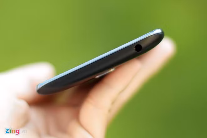 Giắc cắm tai nghe ở cạnh trên.