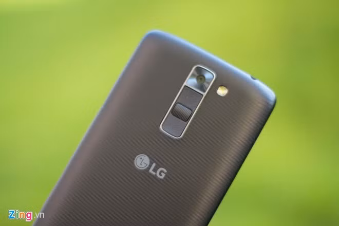 Các phím cứng được dồn về mặt lưng, trông không thống nhất với thiết kế mềm mại của thân máy.