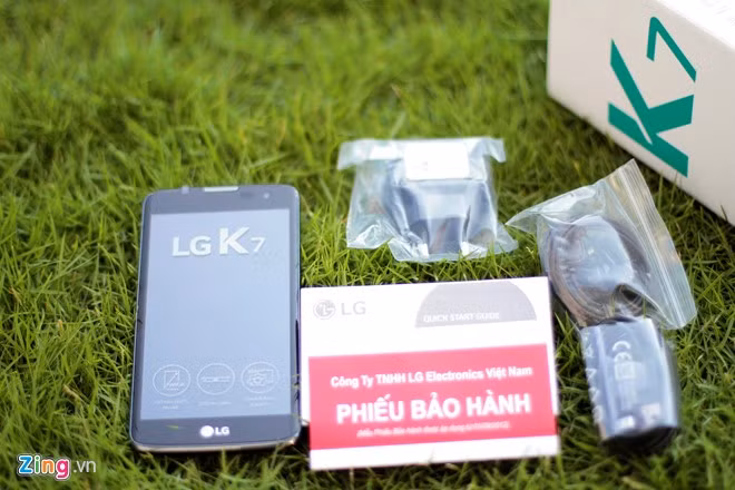 Phụ kiện đi kèm gồm: Củ sạc, dây cáp, tai nghe, phiếu bảo hànhvà sách hướng dẫn sử dụng.