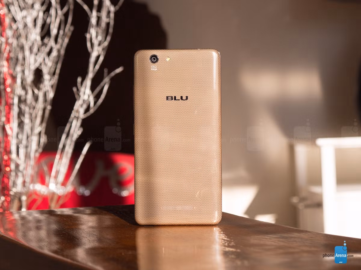 Và chiếc M2 chỉ có 5 MP cho camera sau và 2 MP cho camera trước, 4 GB dung lượng ổ cứng và 512 MB RAM. Đương nhiên, cả hai đều hỗ trợ thẻ nhớ.