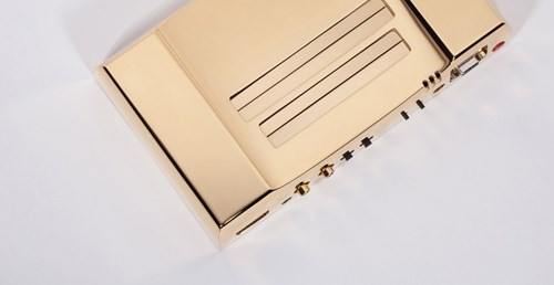 Analogue NT có 2 khe cắm đĩa, một khe dành cho đĩa trò chơi của Mỹ và một khe dành cho đĩa trò chơi của Nhật.