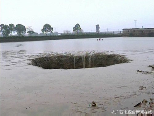 Khoảng 5 tiếng sau, khi ông Yang kiểm tra lại thì tá hỏa phát hiện toàn bộ nước và 25 tấn cá nuôi trong hồ của mình đã biến mất bí ẩn, không để lại dấu vết gì.