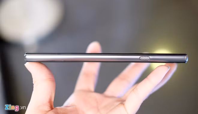 Phím nguồn được làm nổi bật với những đường cắt xẻ.