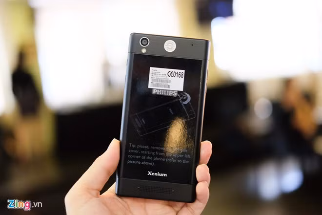 V787 cũng có camera chính 13 MP, nhưng camera trước có ống kính góc rộng cho góc nhìn 84 độ. Model này cũng hỗ trợ 2 SIM và kết nối 4G.