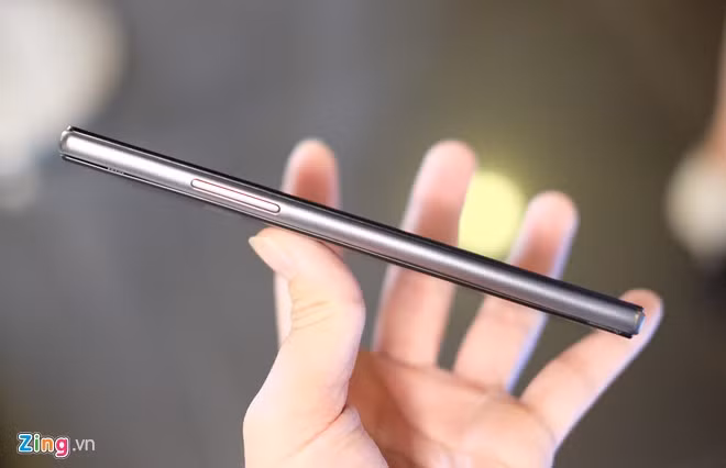 Máy có khung chắc chắn, hai cạnh bên được bo cong.