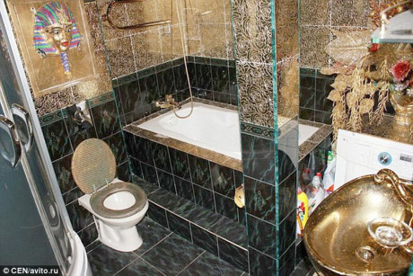 Vàng được dát lên các vật dụng trong nhà vệ sinh như chậu rửa mặt hay bồn cầu.