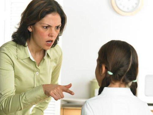 Dưới đây là 6 kiểu dạy con sai lầm mà những bậc cha mẹ thường mắc phải, hy vọng rằng bạn có thể nhận ra được những mặt hạn chế và phản tác dụng trong những thói quen hằng ngày ngay tại chính ngôi nhà nhỏ của mình