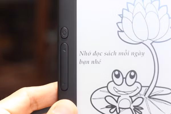 Phím làm mới trang và các phím lật trang. Bibox B1 tích hợp các phím lật trang ở hai cạnh là rất hợp lý để người dùng khi cầm đọc bằng tay trái hay tay phải đều có thể điều khiển được.