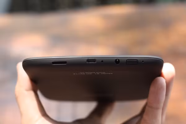 Khe cắm thẻ nhớ, cổng sạc microUSB, giắc tai nghe 3,5mm và nút nguồn đặt ở đáy máy.