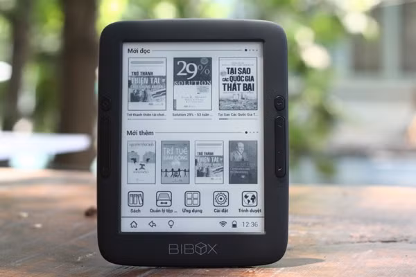  Máy đọc sách Bibox B1 gây bất ngờ với thiết kế bo tròn đẹp mắt, dễ làm người theo dõi công nghệ lâu năm liên tưởng đến chiếc điện thoại Palm Pre hồi năm 2009. Vật liệu nhựa của máy được chế tạo dạng sần nên dễ cầm và không cho cảm giác rẻ tiền, các đường viền được thiết kế gọn gàng, các phím bấm và lỗ cắm được làm trau chuốt.