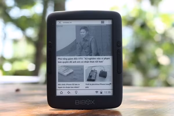 Chiếc máy của Bibox có màn hình e-ink 6 inch nên không bị chói nắng khi đọc ngoài trời như màn hình LCD thông thường. Màn hình này giúp người đọc không mỏi mắt và tiết kiệm pin. Do chạy nền tảng Android nên máy có thể hoạt động như một máy tính bảng thông thường, với việc lướt web màn hình đen trắng của e-ink.
