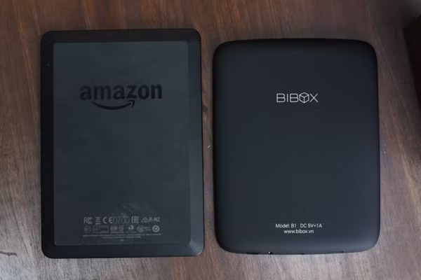 Sản phẩm của thương hiệu Việt Bibox có thiết kế và vật liệu khá nổi trội so với Kindle (basic) 2014.