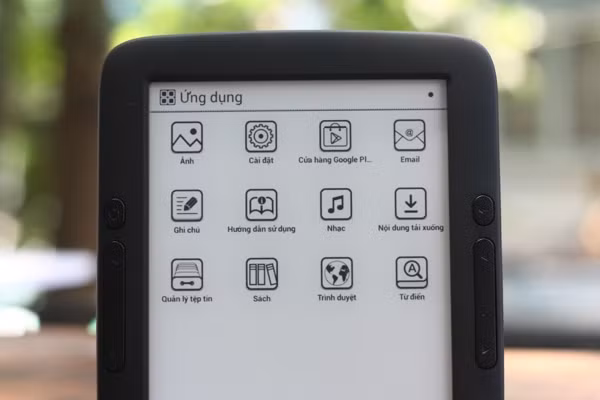 Từ giao diện chính của máy, có thể truy cập vào mục Ứng dụng để sử dụng các tính năng khác bên cạnh kho sách. Bibox B1 có thể truy cập vào kho ứng dụng Google Play để cài đặt bất cứ nội dung nào, đồng thời có sẵn các ứng dụng xem ảnh, nghe nhạc, email, từ điển... cài mặc định.