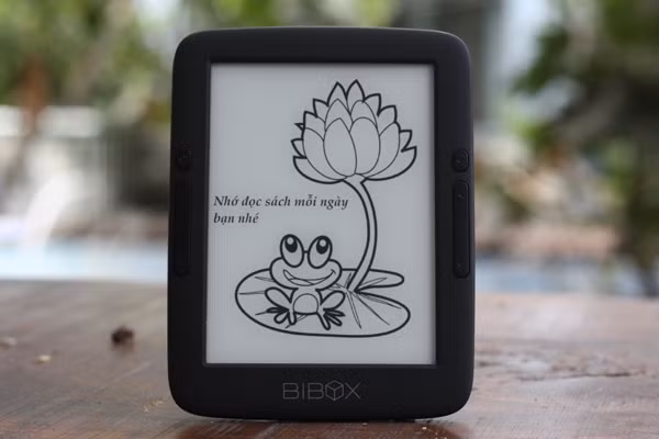 Bibox B1 là thế hệ đầu tiên của thương hiệu máy đọc sách Bibox - một startup ở Hà Nội. Bibox B1 chạy trên nền hệ điều hành Android nên cài đặt được các kho sách bản quyền của Việt Nam như Aleeza để phục vụ nhu cầu đọc sách tiếng Việt, đây là một lợi thế lớn của Bibox B1 so với các thương hiệu đọc sách toàn cầu. Ảnh: Giao diện màn hình khóa của Bibox B1.