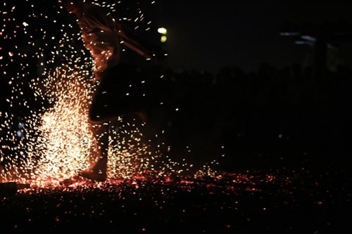 Rùng mình nhìn trai trẻ lao vào đống lửa như “thiêu thân” - Hình 4 Rung minh nhin trai tre lao vao dong lua nhu “thieu than”-Hinh-4