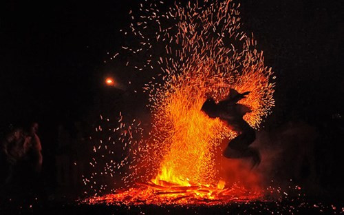 Rùng mình nhìn trai trẻ lao vào đống lửa như “thiêu thân” - Hình 7 Rung minh nhin trai tre lao vao dong lua nhu “thieu than”-Hinh-7