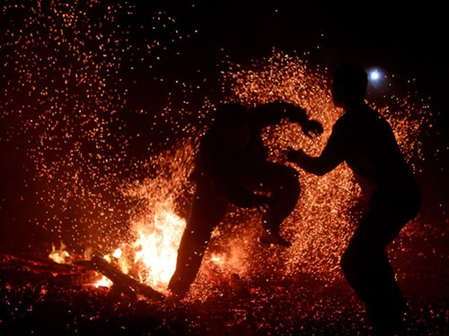 Rùng mình nhìn trai trẻ lao vào đống lửa như “thiêu thân” - Hình 6 Rung minh nhin trai tre lao vao dong lua nhu “thieu than”-Hinh-6