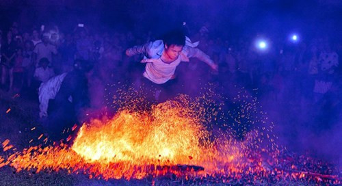 Rùng mình nhìn trai trẻ lao vào đống lửa như “thiêu thân” - Hình 5 Rung minh nhin trai tre lao vao dong lua nhu “thieu than”-Hinh-5