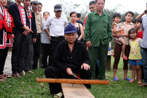 Rùng mình nhìn trai trẻ lao vào đống lửa như “thiêu thân” - Hình 2 Rung minh nhin trai tre lao vao dong lua nhu “thieu than”-Hinh-2