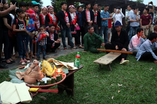 Rùng mình nhìn trai trẻ lao vào đống lửa như “thiêu thân” Rung minh nhin trai tre lao vao dong lua nhu “thieu than”