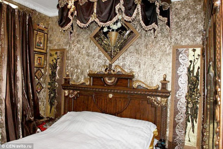 Căn phòng ngủ được chủ nhân khéo léo đặt vào các vật dụng có chi tiết màu vàng, tạo nên vẻ sang trọng không kém gì phòng ngủ của vua chúa.